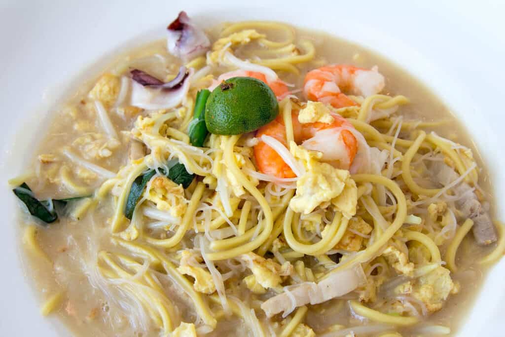 Plate of Hokkien prawn mee.