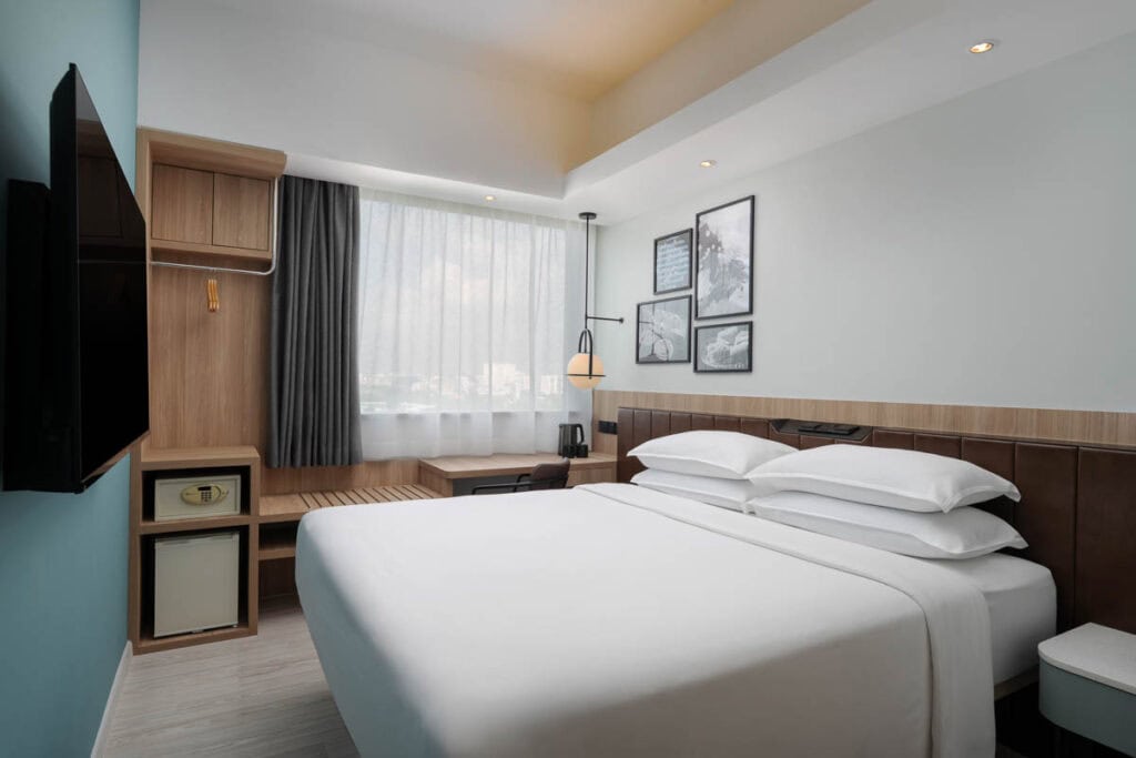 Four Points by Sheraton Singapore, Jurong hotel room.